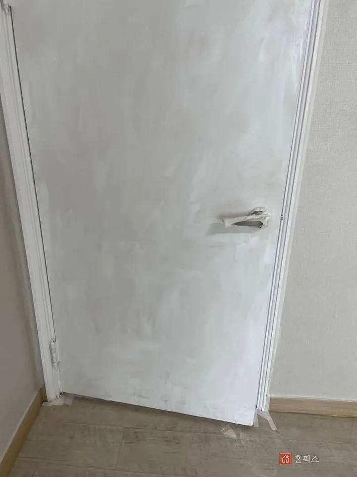 마스킹 후 기초재를 바른 문짝