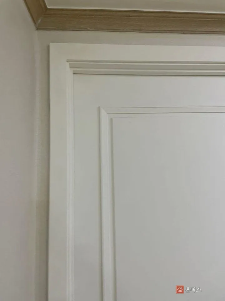 도장을 마친 문짝 상단 모서리와 문틀