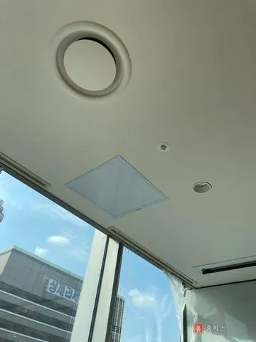설치를 마친 흰색 점검구와 주변 천장 마감