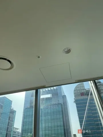 점검구 설치 전 사무실 천장, 재단선만 표시된 상태
