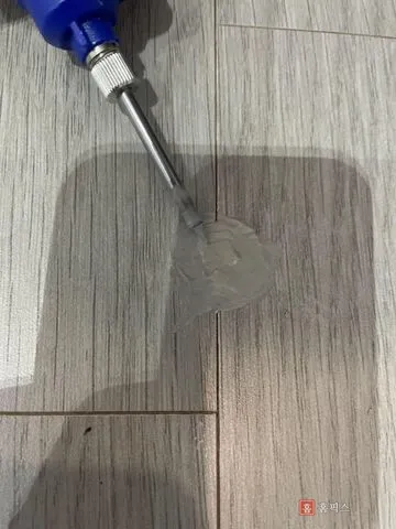 복원제를 채운 자리를 도구로 눌러 면을 고르는 장면