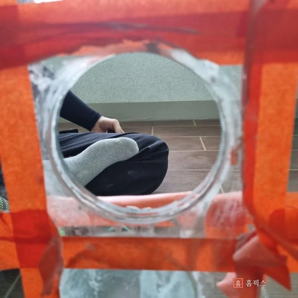테이프로 보양한 뒤 바깥쪽 유리를 먼저 뚫은 상태
