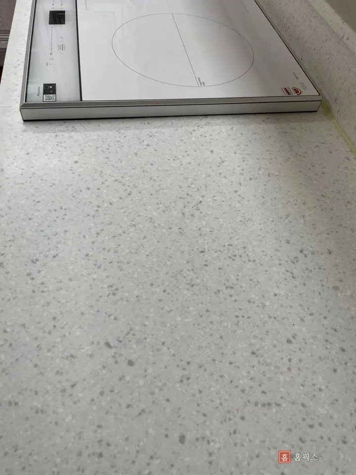 크랙 자리가 보이지 않게 정리된 상판 표면