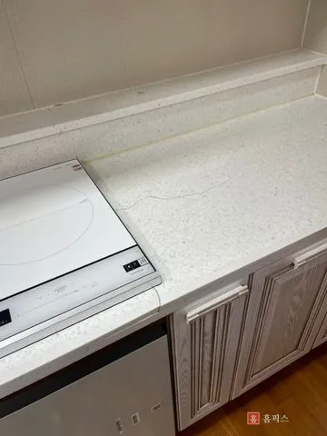 인덕션 옆 인조대리석 싱크대 상판에 길게 이어진 크랙