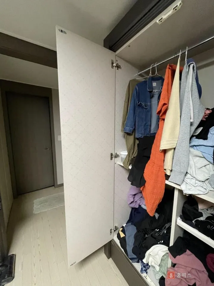 문짝을 다시 달아 열어 둔 붙박이장 전체 모습