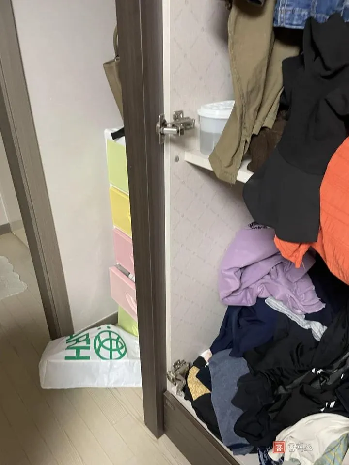 문짝을 떼어내고 경첩 자리만 남은 붙박이장 내부