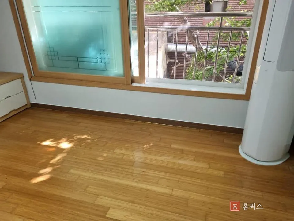 창가 쪽까지 걸레받이 교체가 끝난 방 전경