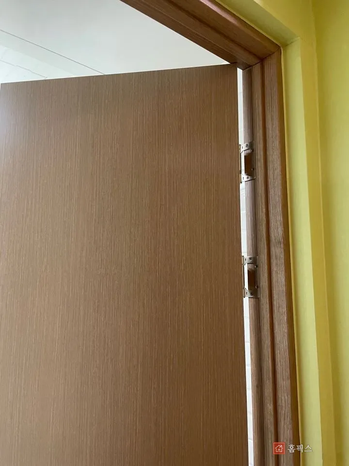 설치를 마친 새 문짝의 경첩과 문틀 접합부