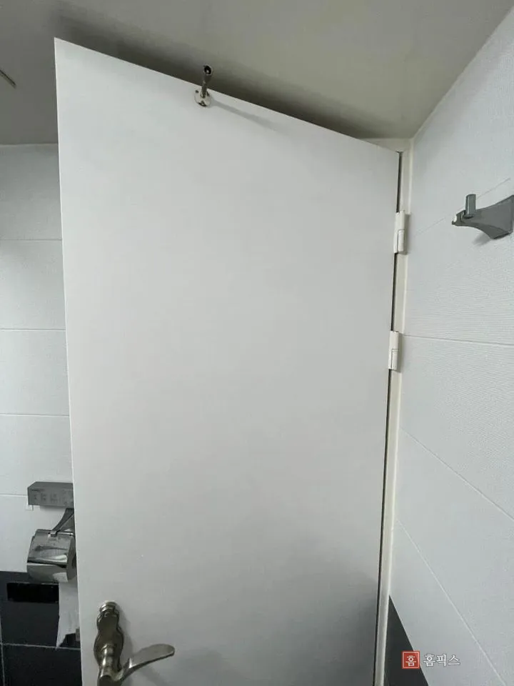 복원 완료된 욕실 문 전체를 옆에서 본 모습