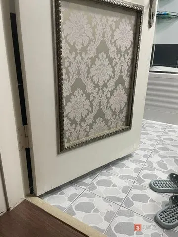 페인트가 들뜨고 하단이 벗겨진 욕실 문짝 안쪽 모습
