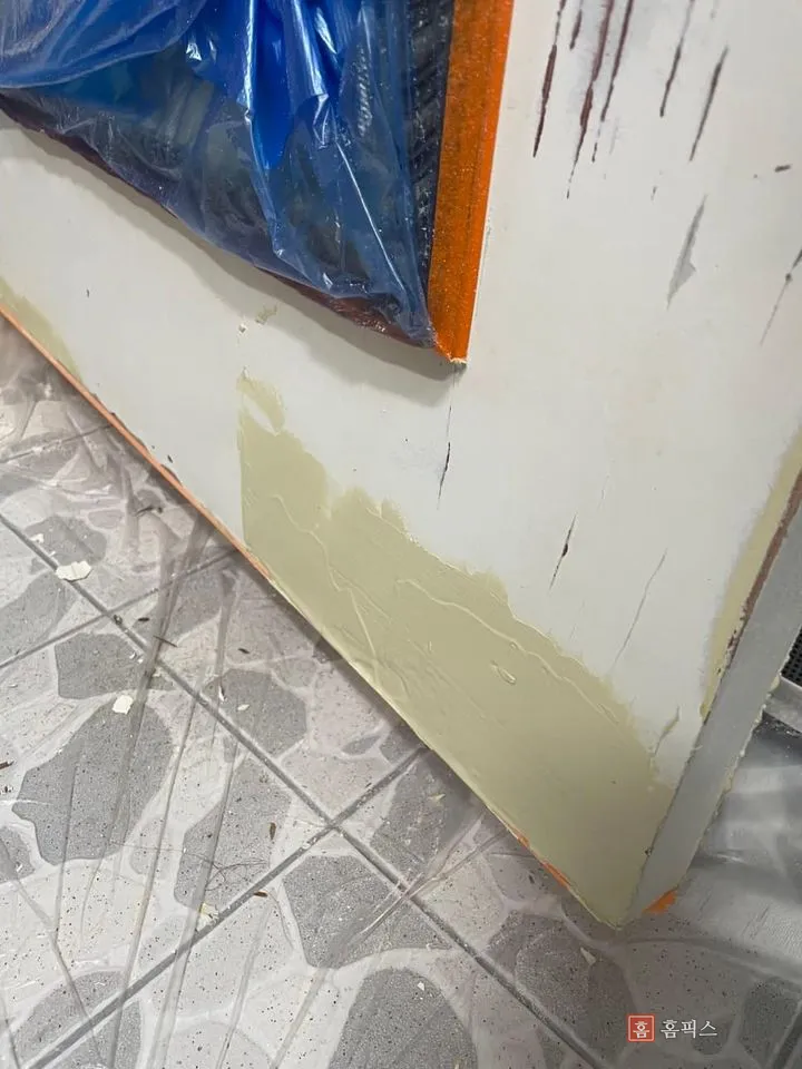 문짝 하단에 퍼티를 채워 면을 잡는 중인 모습