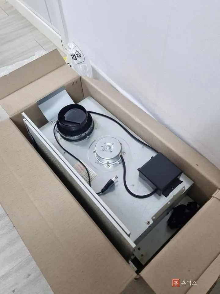 포장 박스에 담긴 새 후드 본체와 모터, 전원선