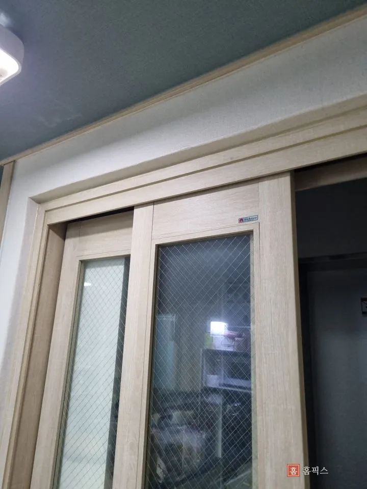 중문 상단 레일과 문짝 윗부분을 확인한 모습