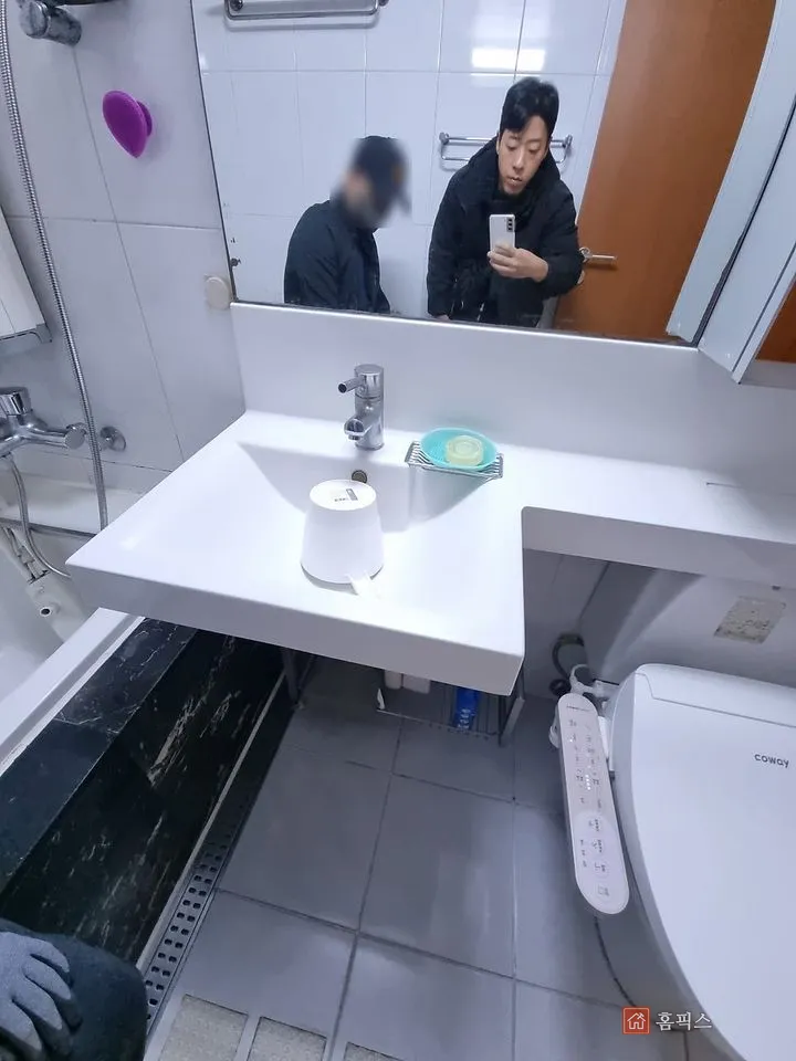 변기 뒤쪽까지 선반처럼 이어진 기존 상판형 세면대