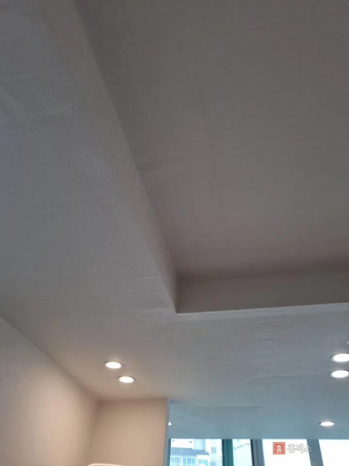 복구를 마치고 등을 다시 단 거실 천장
