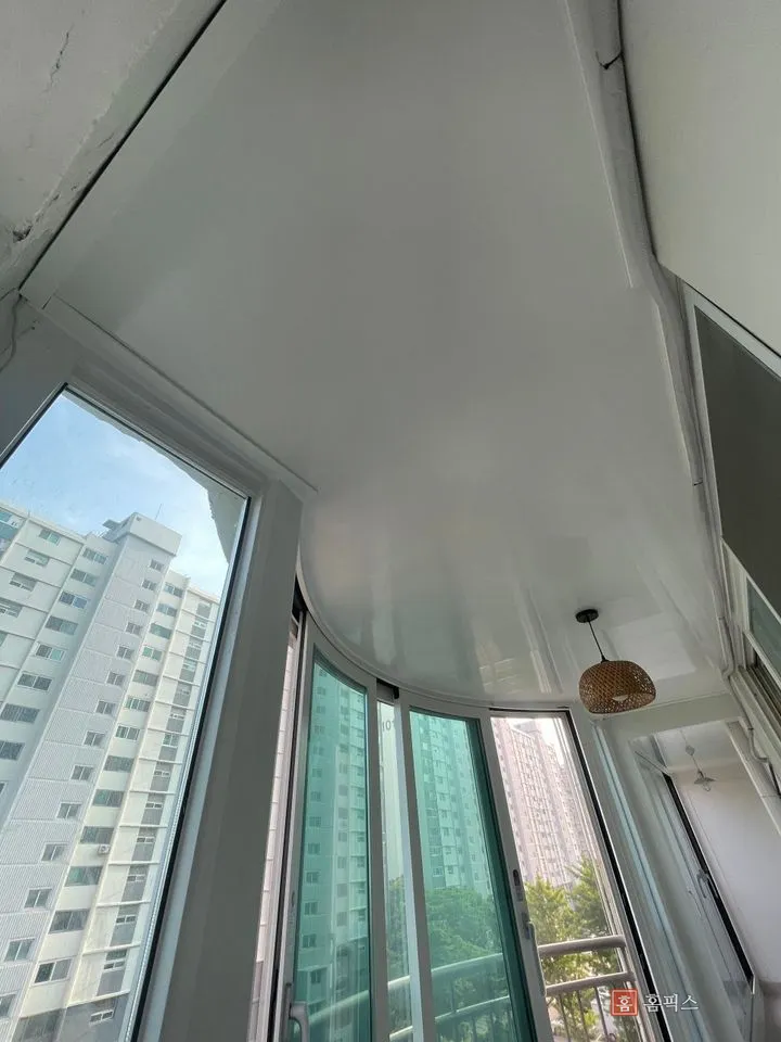 라운드 구간까지 리빙보드로 마감된 베란다 천장
