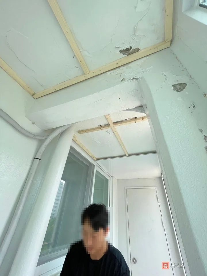 천장에 목재골조를 설치한 모습