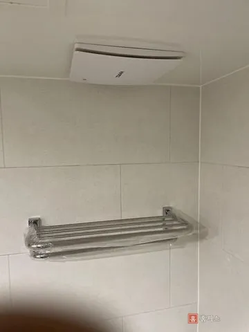 브래킷에 얹어 고정을 마친 2단 수건걸이