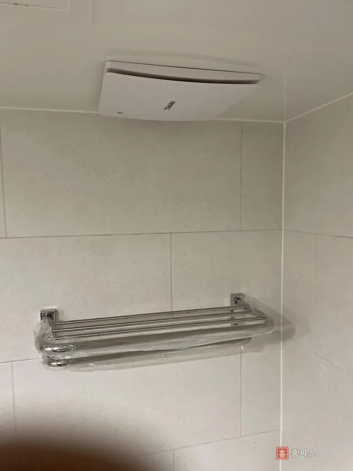 브래킷에 얹어 고정을 마친 2단 수건걸이