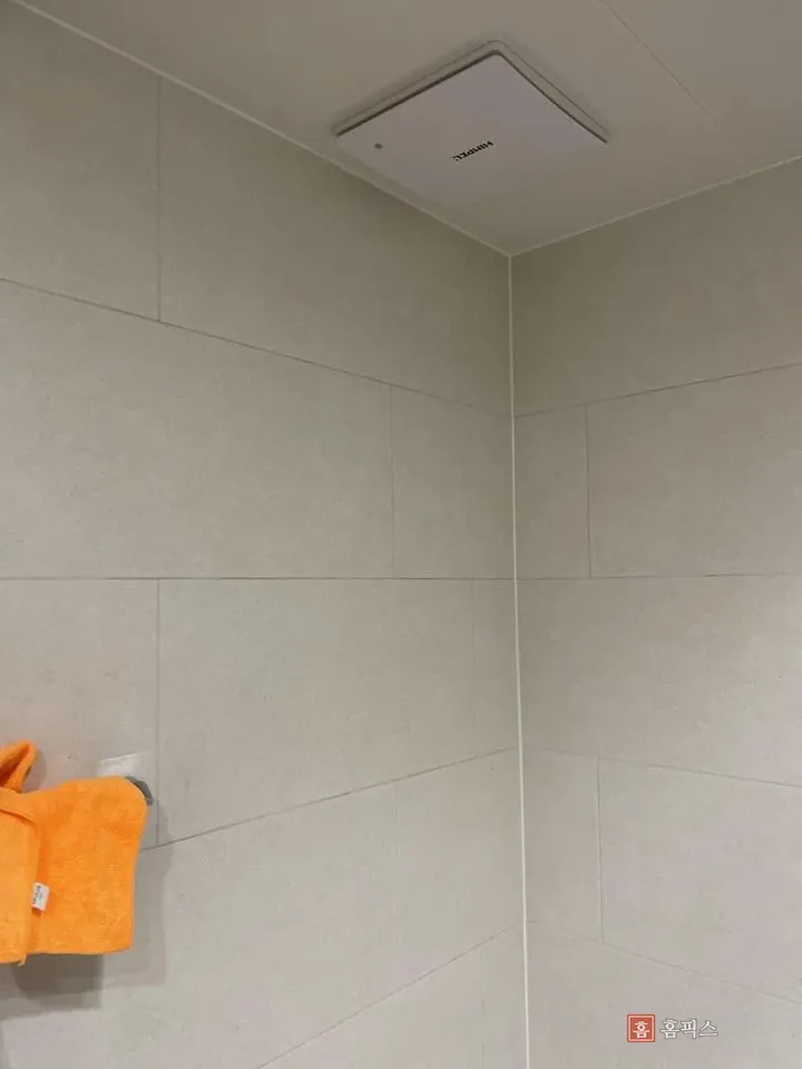기존 수건걸이 브래킷 하나만 남아 있는 욕실 타일 벽면