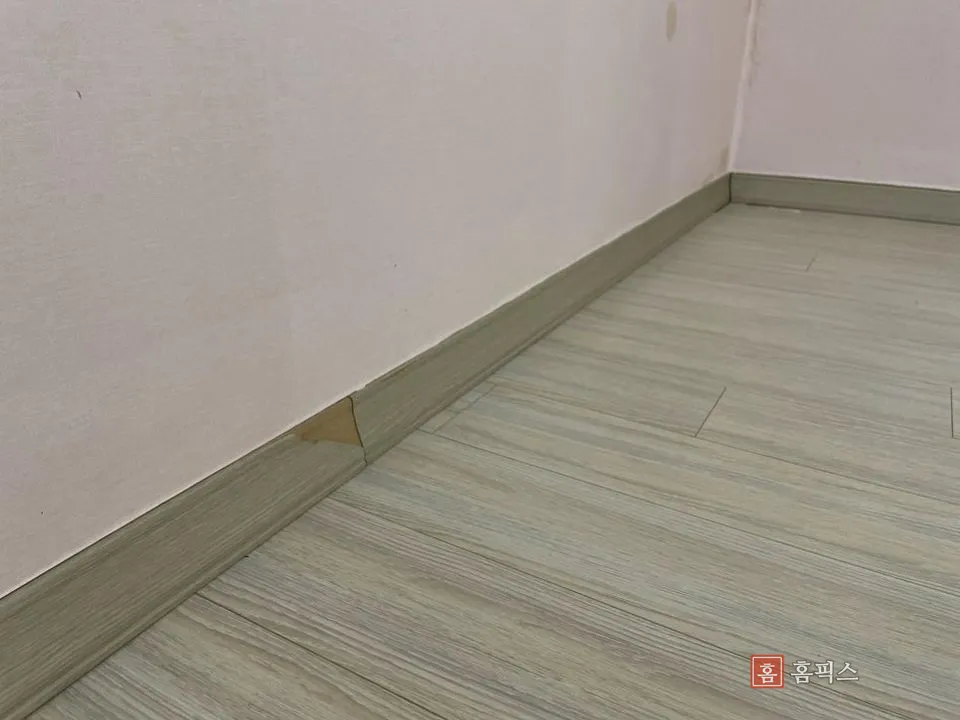 기존에 붙어 있던 낡은 걸레받이와 마루 바닥