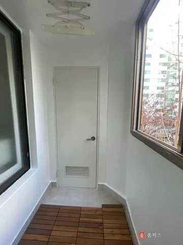 도색을 마친 베란다 전경과 흰색 벽면