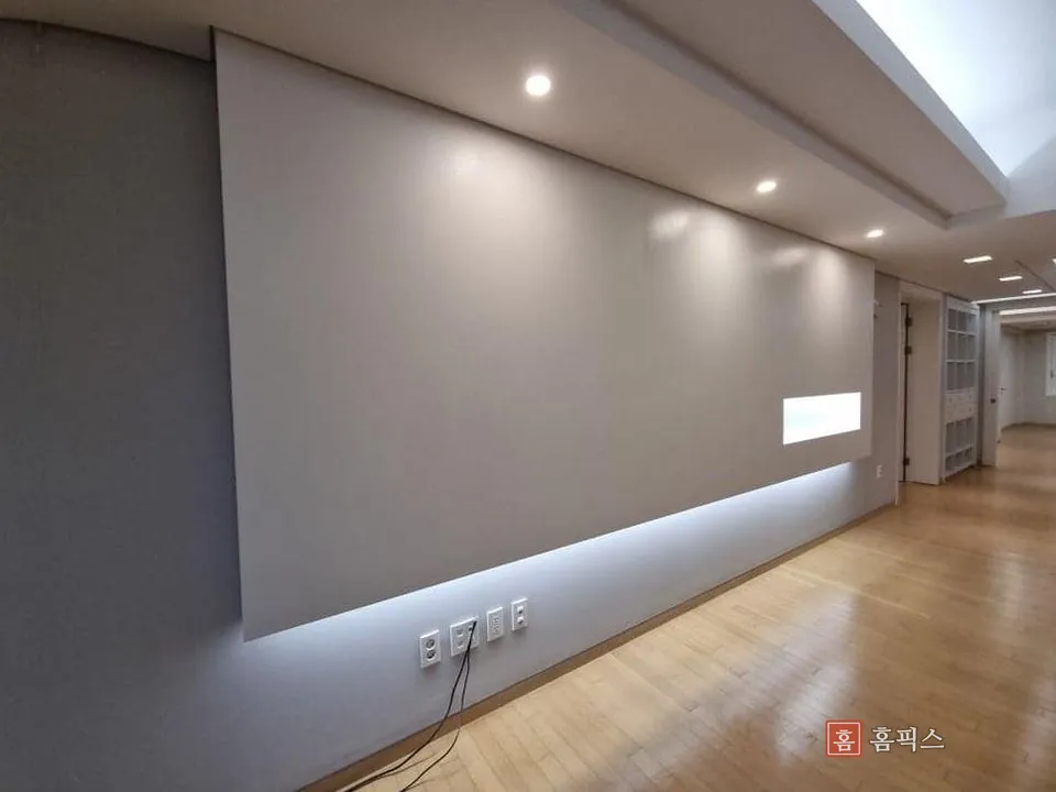 복원과 도색이 끝난 거실 아트월 전체 모습