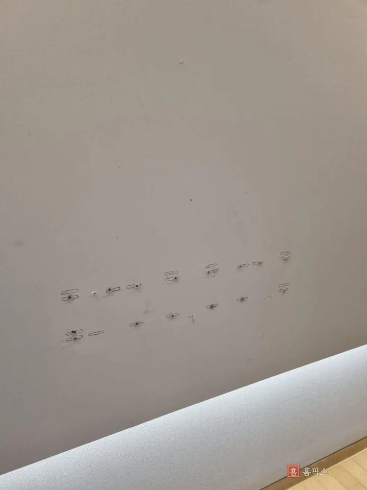 상하 두 줄로 칼블럭이 박혀 있는 타공 부위 근접 모습