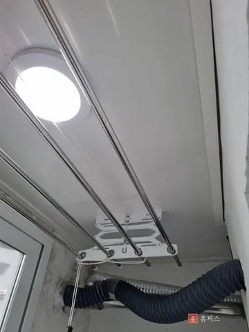리빙보드 마감 후 전등과 천장 건조대를 다시 단 천장