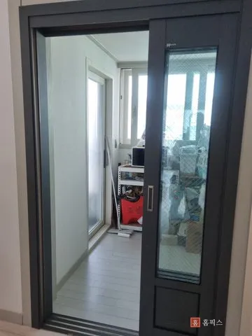 교체 후 한쪽으로 열린 세탁실 슬라이딩도어