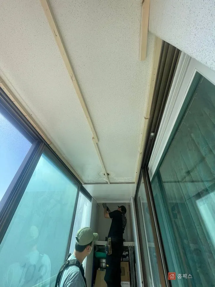베란다 전체에 목상이 걸린 상태에서 다음 구간을 잡는 모습