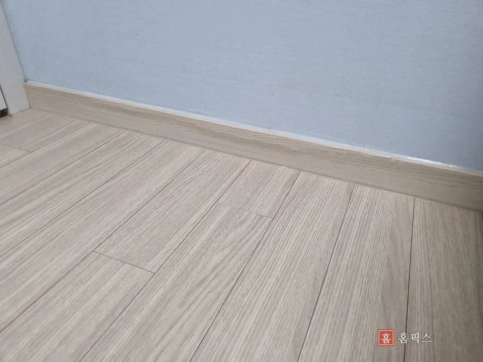 보수를 마치고 이음새가 보이지 않는 걸레받이 몰딩
