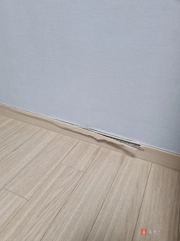 아래쪽이 길게 쪼개져 속이 드러난 방 걸레받이 몰딩