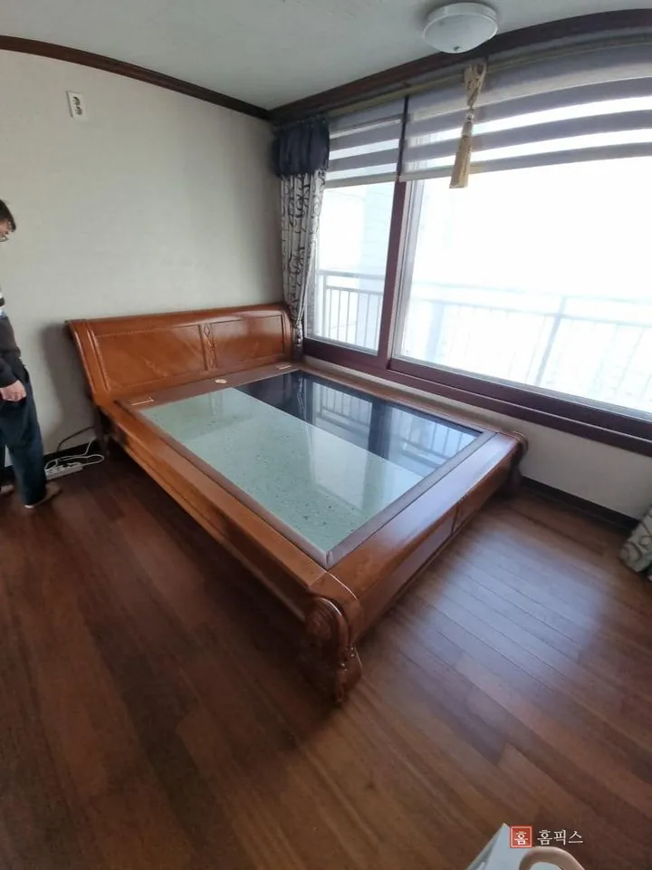 창가에 맞춰 설치를 마친 돌침대 전경