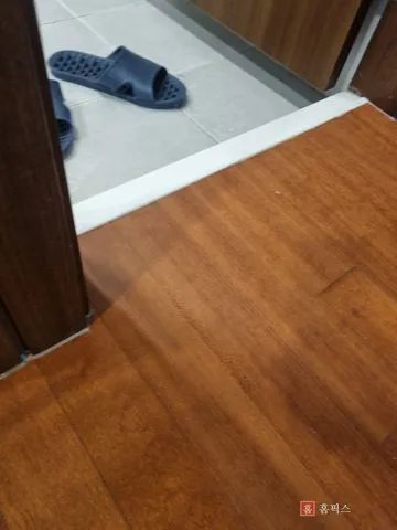 필름 시공을 마친 화장실 입구 마루