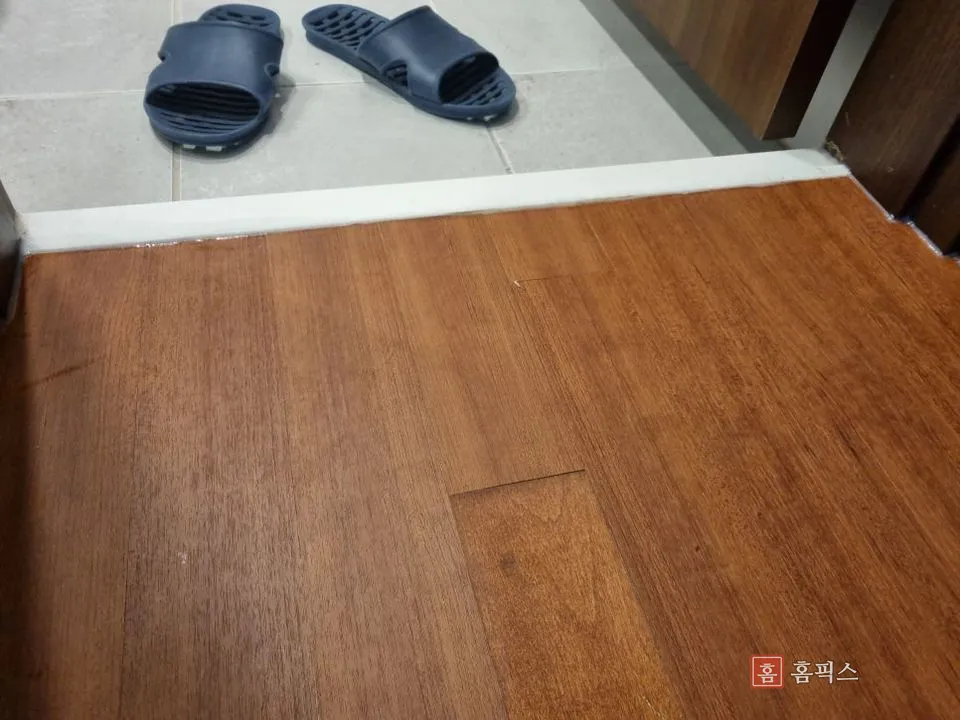 문지방과 실리콘 마감까지 끝난 작업 후 바닥