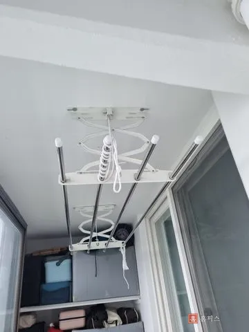 베란다 천장에 달려 있던 접이식 빨래 건조대