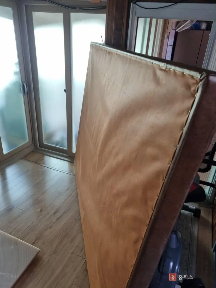 벽에 기대 세워둔 돌침대 상판 뒷면
