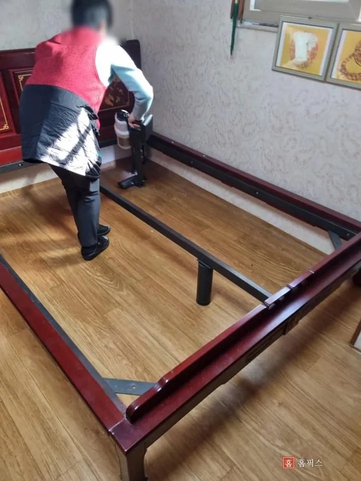 돌판과 상판을 걷어내고 남은 침대 프레임을 해체하는 모습
