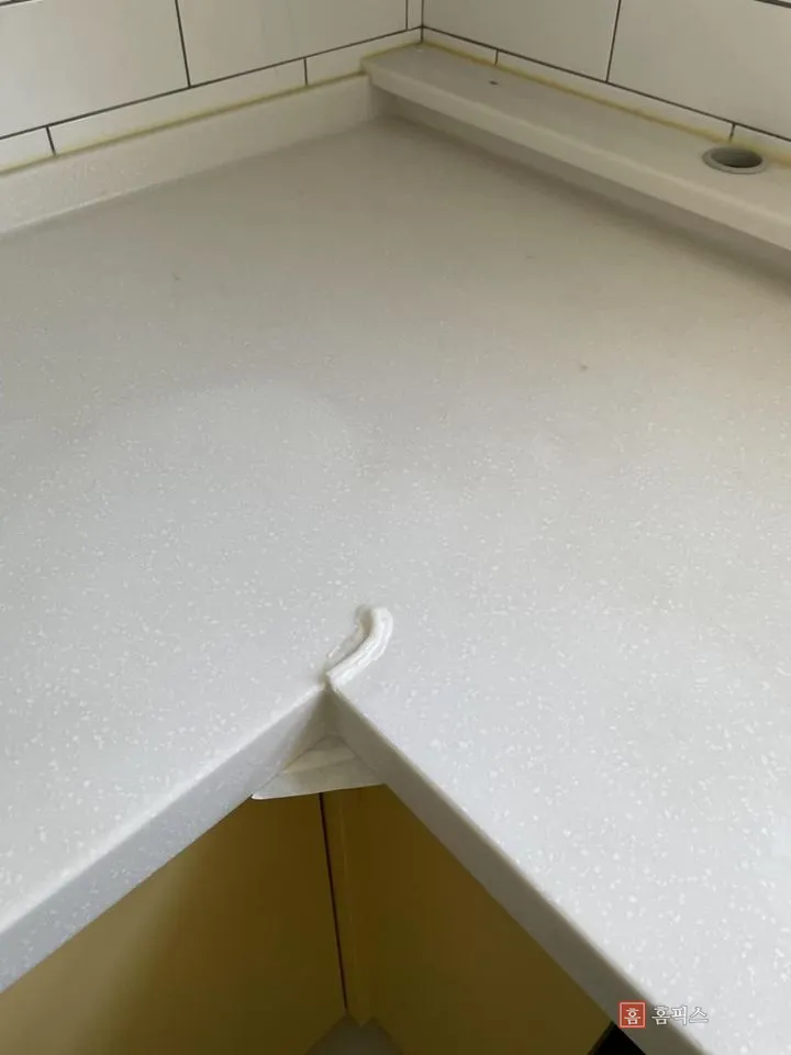 이식 부위에 접착제를 올려 굳히는 중인 상판 모서리