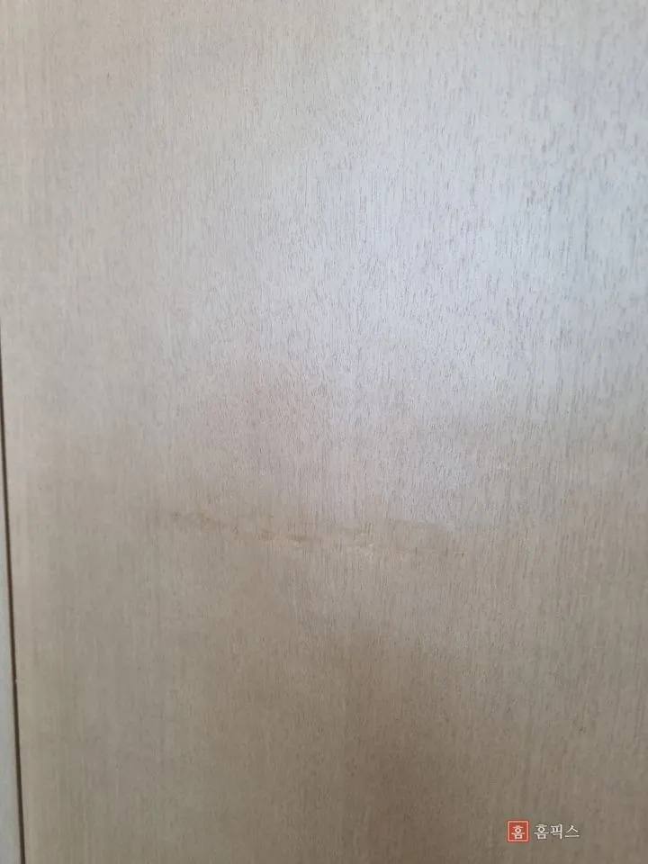 복원제로 색을 채우고 결을 맞춘 뒤의 아트월 표면