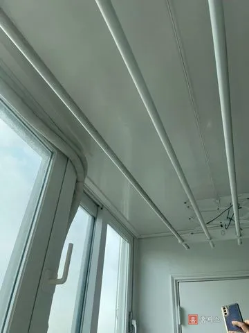 전등과 빨래 건조대를 다시 단 완성된 천장