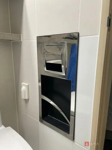 교체와 줄눈을 마치고 휴지걸이를 다시 설치한 벽면