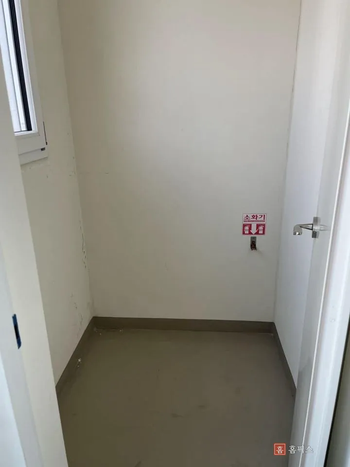 창문이 있는 다용도실 창고의 빈 바닥과 벽면