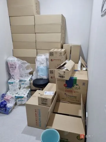 소모품 박스가 벽면 가득 쌓여 있는 물품보관창고
