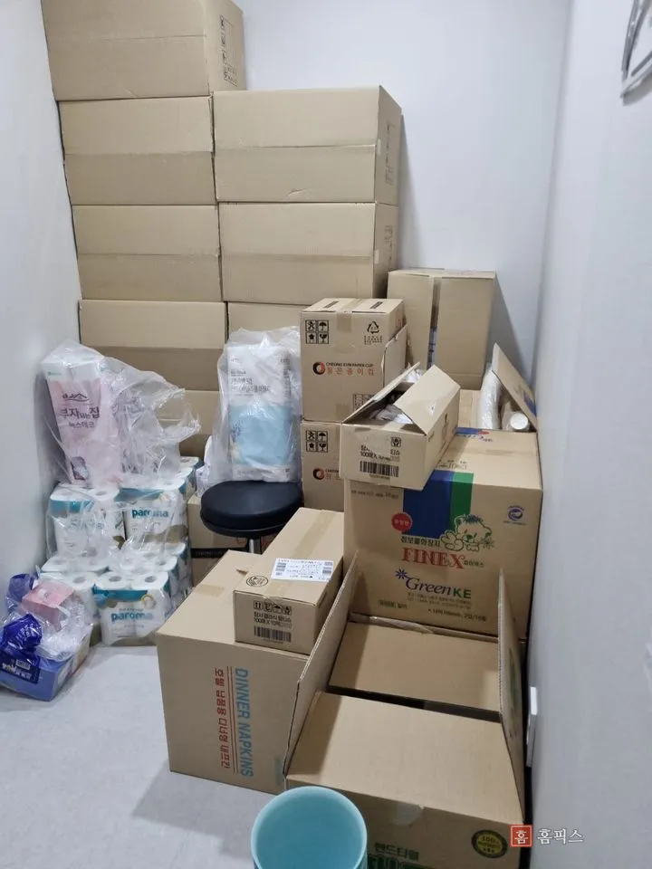소모품 박스가 벽면 가득 쌓여 있는 물품보관창고