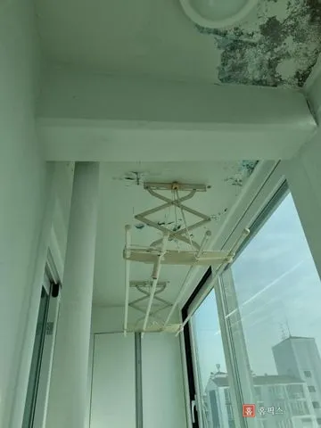 페인트가 들뜨고 벗겨진 베란다 천장과 천장 빨래건조대