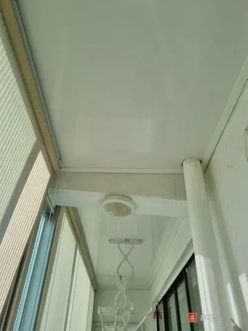 렉스판 마감이 끝난 베란다 천장 전경